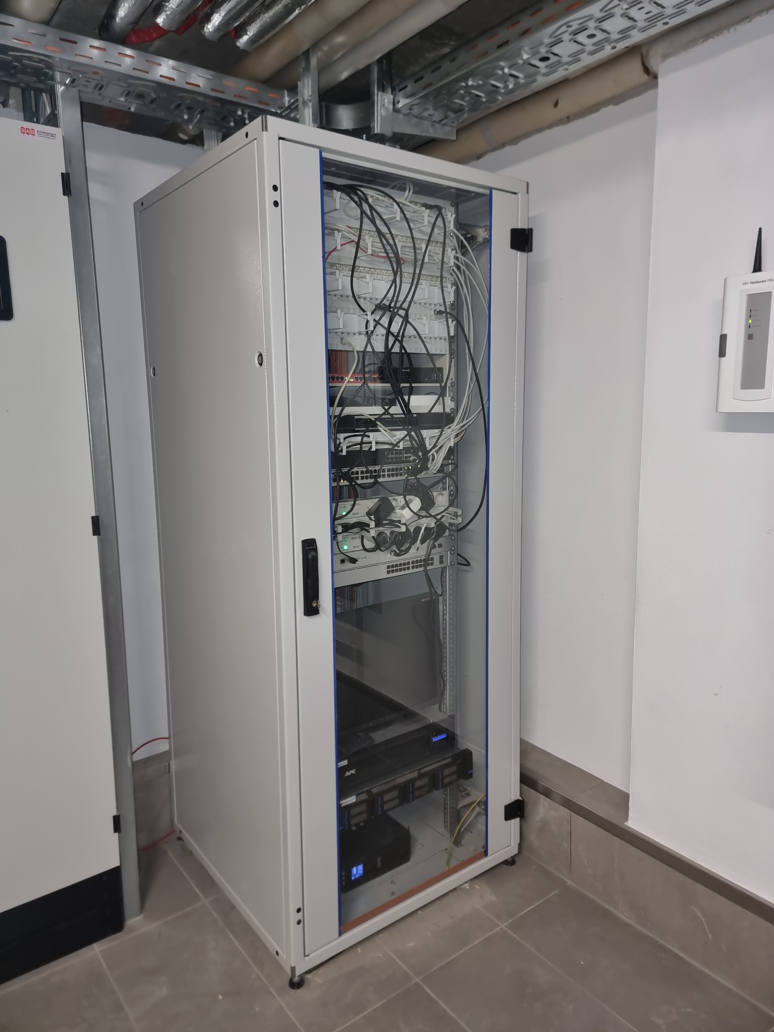 Netzwerk- und Serverschrank von Elektro Wurzer